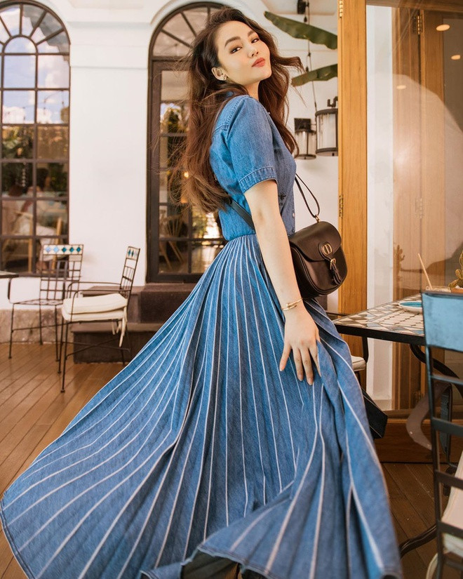 Trên trang cá nhân của mình, Ngọc Trân thường xuyên "khoe" những bức ảnh cực kỳ sang chảnh trong trang phục sành điệu, giày dép, túi xách từ các nhà mốt hàng đầu thế giới như Chanel, Dior, LV, Gucci....