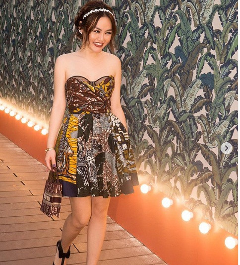 Chiếc váy cúp gợi cảm khiến ái nữ tỷ phú ô tô trở nên quyến rũ và xinh đẹp.