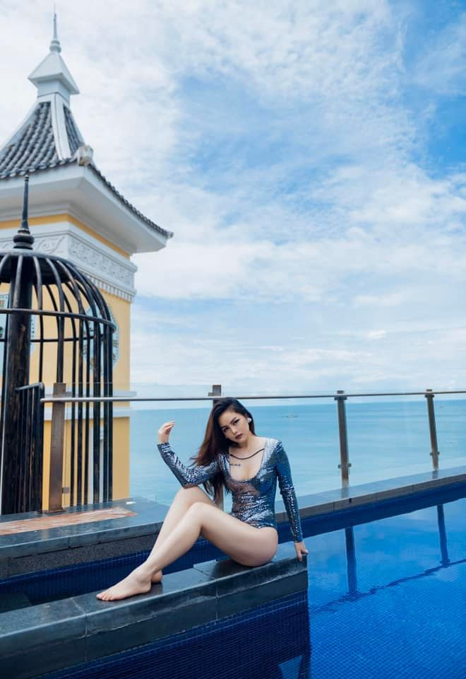 Ngọc Trân sở hữu vóc dáng thon thả, theo đuổi gu thời trang gợi cảm cùng lối trang điểm đậm theo phong cách phương Tây.