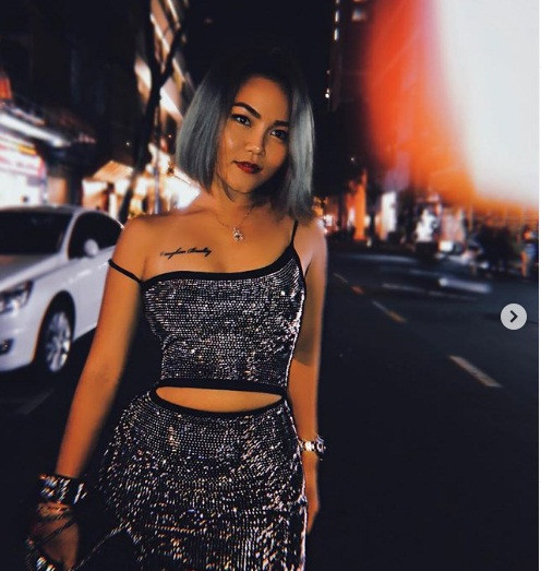 Ngọc Trân khá táo bạo với set đồ gợi cảm khoe eo thon.