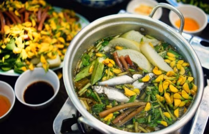 Vị ngọt từ cá linh, chua chua, thơm giòn của bông điên điển chấm với nước mắm mặn pha ớt... tạo nên một món ăn tuyệt tác miền sông nước mà không đâu có được. Tuy nhiên, không phải lúc nào đến miền Tây bạn cũng có thể ăn được món ăn này bởi bông điên điển chỉ có theo mùa, cá linh cuối mùa có nhiều xương hơn, nấu canh, nấu lẩu không còn ngon như trước. Do đó, hãy tranh thủ đến miền Tây mùa nước nổi nhé.