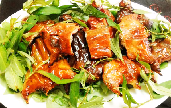 Chuột để nướng lu phải là những chú chuột đã ăn no lúa chín, béo múp, được làm sạch ruột, cắt móng, rồi tẩm ướp gia vị, sau đó móc từng con vào lu. Vừa quay vừa trở tay, thêm mỡ, thêm nước gia vị, khoảng một tiếng sau thì chuột chín vàng. Thịt thơm, mềm và da rất giòn, ngon.