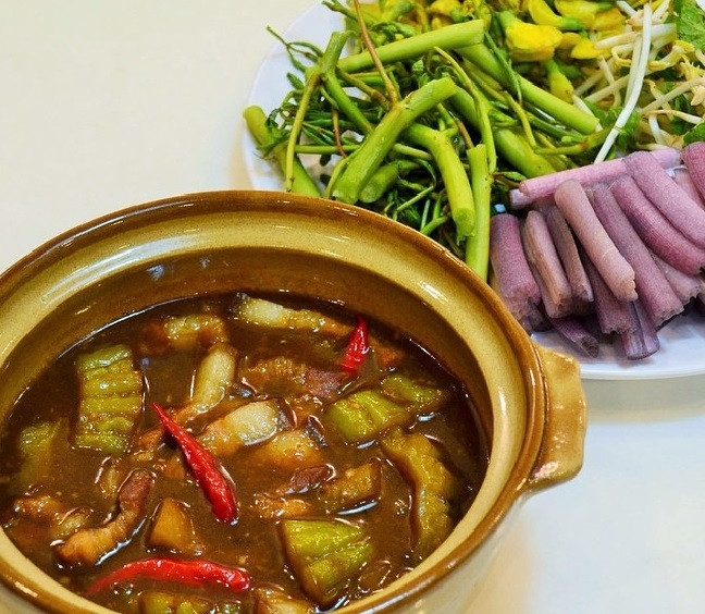 Bông súng mắm kho: Bông súng cũng là loại thực phẩm chỉ có ở mùa nước nổi đồng bằng sông Cửu Long. Chúng mọc ở vũng đất trũng, đọng bùn, khi mùa nước về, bông súng trồi lên. Chúng có thể chế biến món ăn sau khi được tước hết lớp vỏ bên ngoài, xắt khúc ngắn và để ráo nước.