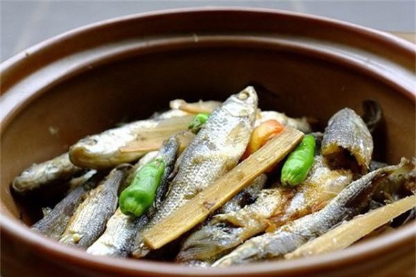 Đầu cá kho với mía đầu cá sẽ rất mềm, có thể ăn được. Cây mía, róc bỏ vỏ, chẻ nhỏ để dưới đáy nồi, rồi cho cá, nước dừa xiêm vào ngập xâm xấp, để lên bếp đun với ngọn lửa riu riu cho đến khi nước dừa rút cạn, cá chín, xương mềm rục là được. Cuối cùng, người ta cho thêm vào một ít tiêu xay, vài trái ớt hiểm chín để hoàn thành món ăn. Ảnh: Internet. Mời độc giả theo dõi video "Chế biến món ngon từ nấm đông cô". Nguồn: VTC.