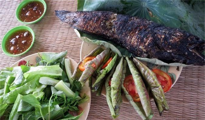 Yêu cầu khó nhất là để cá không bị khét hoặc sống. Phải phủ rơm vừa đủ, rơm ít cá sẽ sống, khi ăn có mùi tanh còn rơm nhiều quá cá khét thì ăn bị đắng. Cá lóc nướng trui ngon nhất khi vừa chín tới, thịt trắng phau được bao bọc bởi lớp vảy cháy xém. Ngon nhất là ăn cuộn bánh tráng, kèm các loại rau thơm, chuối xanh, dưa chuột, khế và chấm nước mắm me.