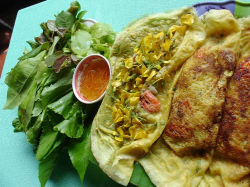 Bánh xèo bông điên điển: Bánh xèo miền Nam có vị khác với bánh xèo miền Trung, trong đó bánh xèo miền Tây cũng có nhiều điểm thú vị, đặc biệt hơn. Đó là vào mùa nước, người ta bổ sung thêm nhân bánh là những bông hoa điên điển đặc trưng. Bột làm vỏ bánh là bột gạo pha với nước cốt dừa cho loãng, thêm chút bột nghệ vào cho bánh được vàng và thơm. Nhân bánh gồm thịt heo xắt miếng nhỏ, ướp gia vị xào cùng bông điên điển vị giòn ngọt.