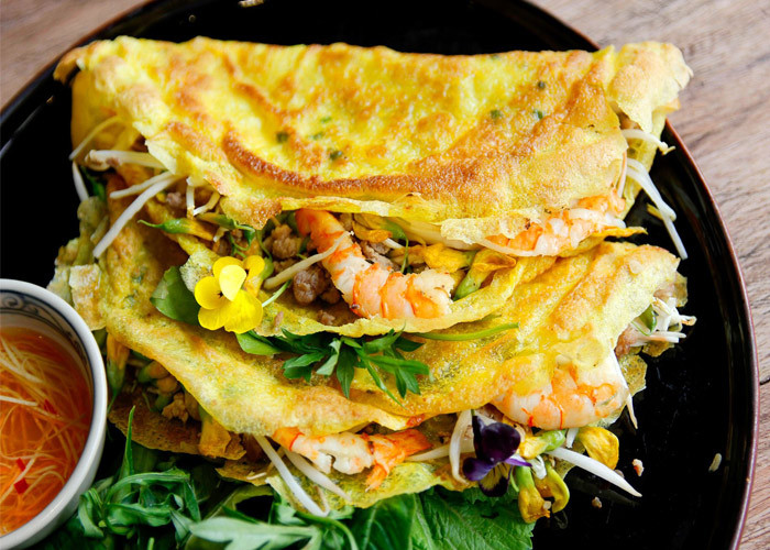 Bánh xèo bông điên điển là tổng hòa của nhiều hương vị rất hài hòa có chua cay của nước chấm, ngọt của tôm thịt, giòn giòn của vỏ bánh, bông điên điển và bùi bùi của mỡ hành. Bánh được ăn với các loại rau trong vườn nhà như: đọt bằng lăng, đọt xoài, đọt điều, lá mơ...