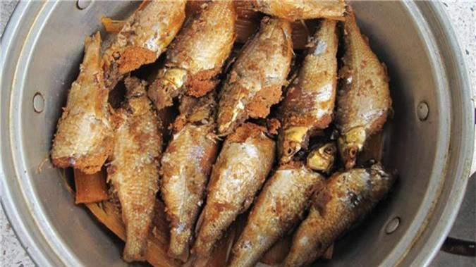 Cá linh kho mía: Cá linh là loại đặc sản ngon đầu mùa nước nổi nên ngoài lẩu cá linh bông điên điển, chúng còn được dùng để chế biến các món khác như cá linh kho tiêu và đặc biệt hơn là kho mía. Thịt cá đẫm vị ngọt tự nhiên của mía, quyện với mỡ hành, tiêu ớt, tạo nên món ăn dân dã mà tuyệt hảo.