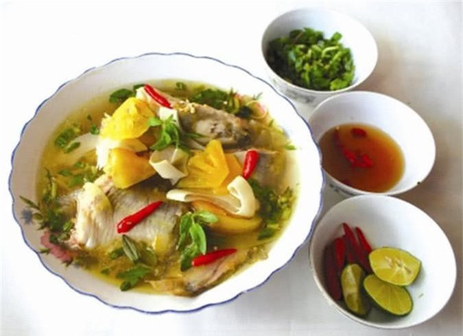 Canh chua cá lăng - loại cá da trơn, thịt săn chắc xuất hiện nhiều vào mùa nước nổi. Bạn có thể chế biến cá lăng thành nhiều món khác nhau như nướng, kho tộ, chiên...