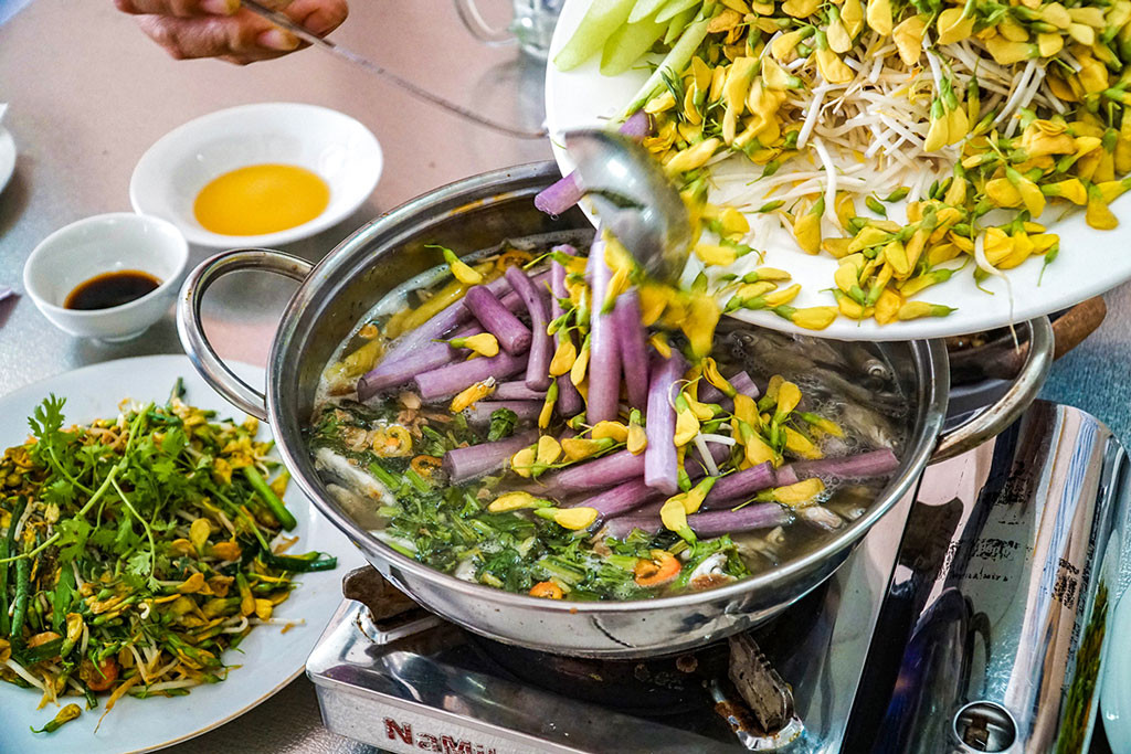 Lẩu cá linh bông điên điển: Cá linh và bông điên điển là sự kết hợp kinh điển trong số những đặc sản mùa nước nổi ở miền Tây. Cá linh đầu mùa tầm tháng 9-10 là cá linh non, thịt mềm, hầu như không có xương, thịt ngọt. Đúng độ ấy, bông điên điển cũng vào mùa trổ bông, những bông hoa dại màu vàng ươm, vị giòn, bùi.