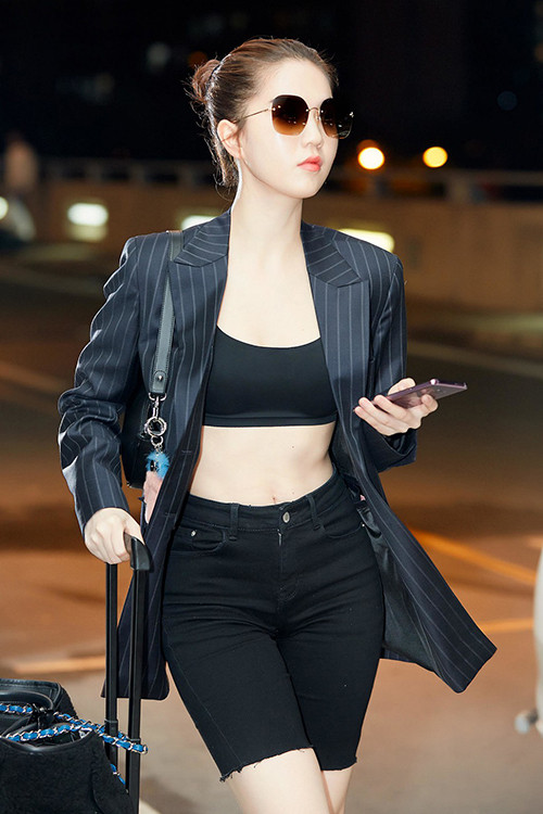 Chiếc áo bratop được Ngọc Trinh mix với biker shorts và blazer unisex khoe eo thon triệt để. Ảnh: Internet. Mời độc giả theo video "Minh Hằng chia sẻ về phong cách thời trang". Nguồn: VTC.