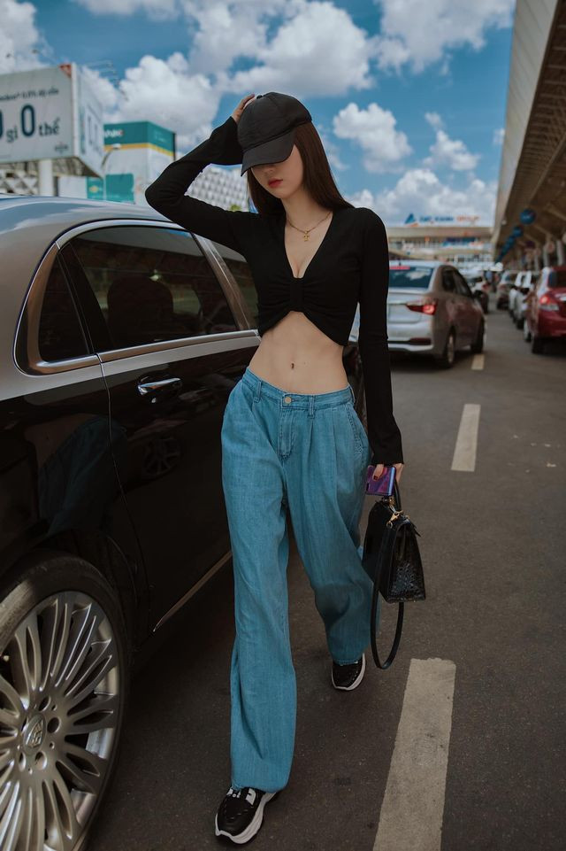 Không chỉ sành điệu, lối mix croptop cùng quần thụng còn giúp Ngọc Trinh ăn gian chiều dài đôi chân hiệu quả.