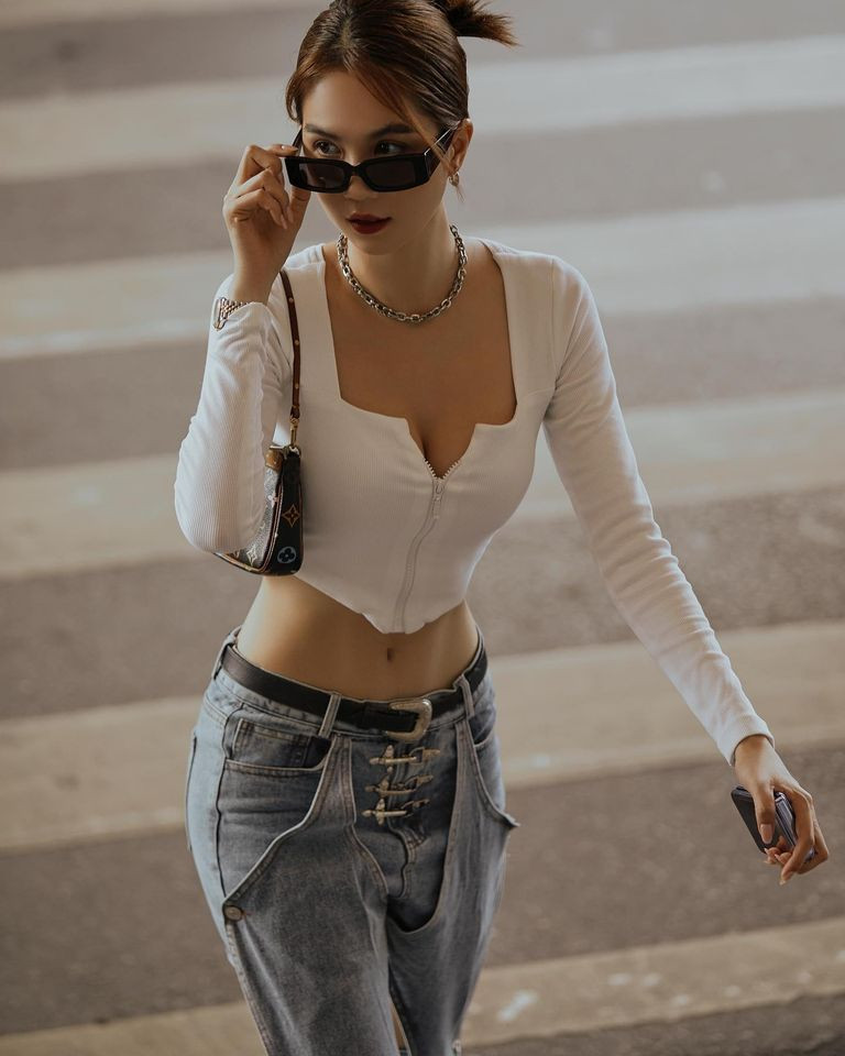 Có vóc dáng đẹp, Ngọc Trinh khoe tích cực với những chiếc croptop hở ngực hở eo, đi kèm quần cạp trễ, tôn lên vòng hai.