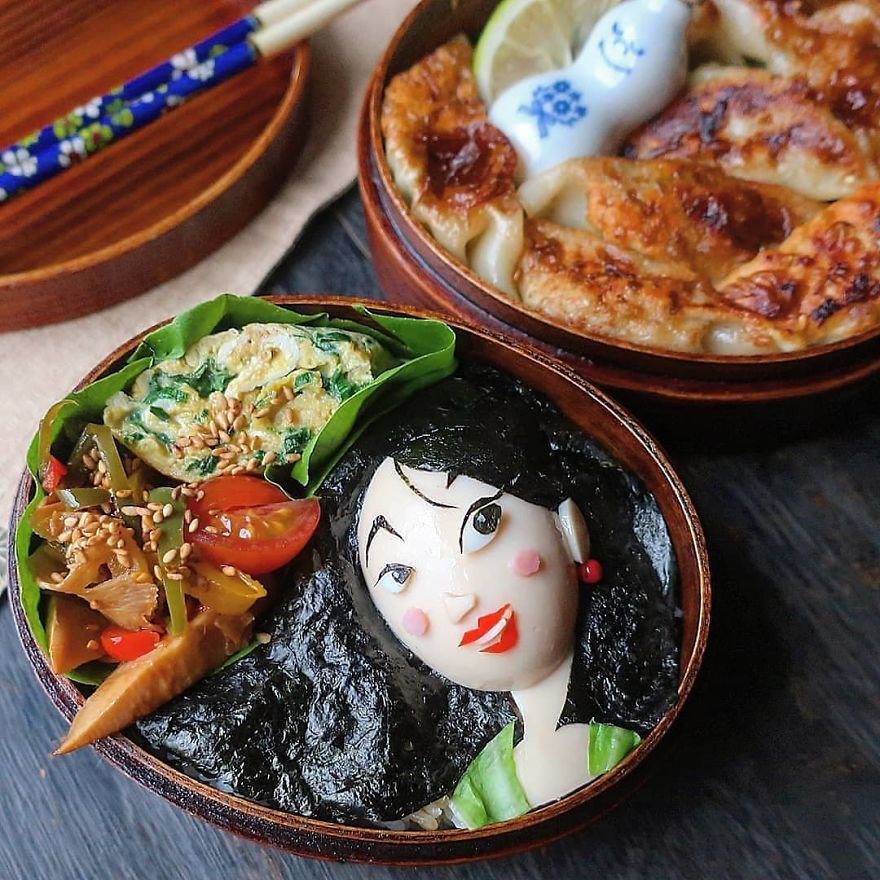 Cơm hộp bento là phong cách trang trí thức ăn trông giống như một nhân vật nổi tiếng, đó có thể là động vật hoặc thực vật.