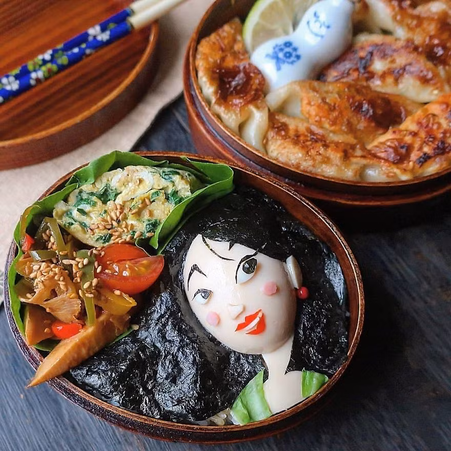 Cơm hộp bento là phong cách trang trí thức ăn trông giống như một nhân vật nổi tiếng, đó có thể là động vật hoặc thực vật.