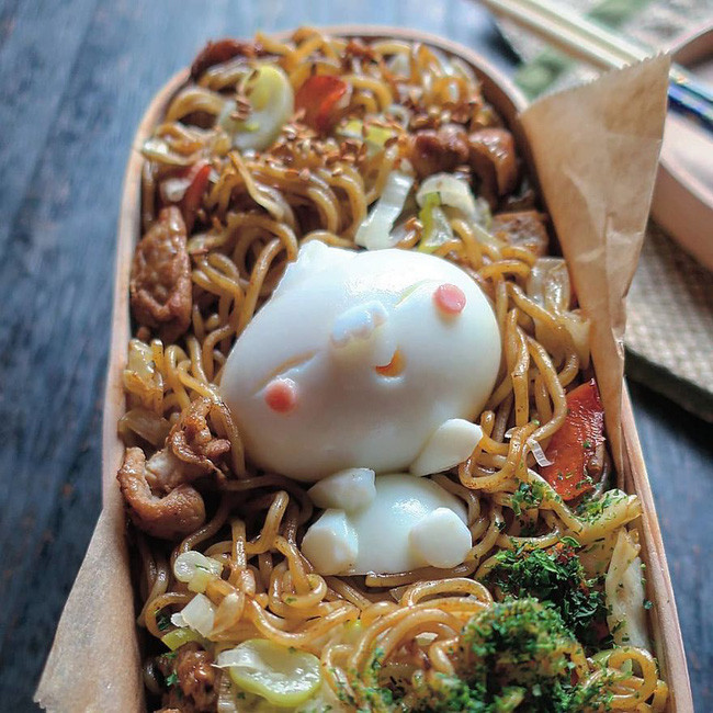 Bên cạnh cơm còn có mì, bánh mì... đều được đầu tư trang trí rất tỉ mỉ. Ngoài ra, cô còn làm thêm nhiều món bánh, món tráng miệng nữa.