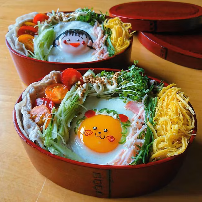 Ngắm nhìn những tác phẩm do Etoni làm, có lẽ không chỉ trẻ em mà rất nhiều người lớn cũng muốn thưởng thức một suất ăn như vậy. Ảnh: IG, BP. Video "Chế biến món ngon từ nấm đông cô". Nguồn: VTC.