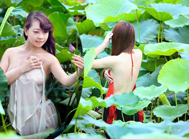 Trang phục được các bạn nữ yêu thích để chụp cùng hoa sen đó chính là áo yếm, một trong những trang phục truyền thống của dân tộc giúp khoe khéo léo vẻ đẹp của người con gái.