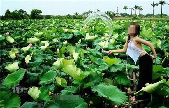 Cô gái táo bạo cởi bỏ cả dây áo yếm khoe thân một cách trần trụi và thô tục.