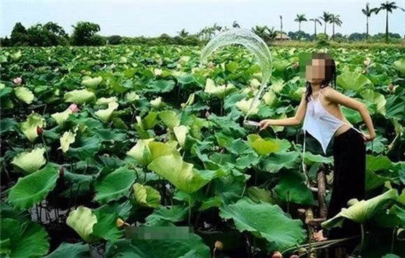 Cô gái táo bạo cởi bỏ cả dây áo yếm khoe thân một cách trần trụi và thô tục.