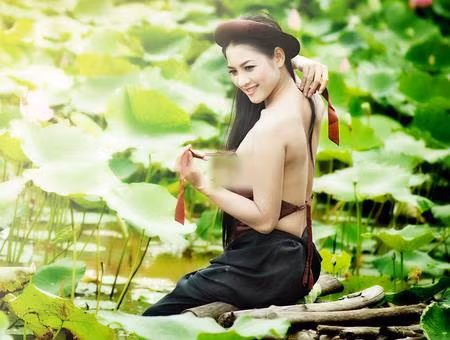 Người mẫu Thái Nhã Vân từng trở thành tâm điểm chỉ trích khi tung bộ ảnh mặc áo yếm chụp tại hồ sen. Nhiều người cho rằng cô cố tình mặc áo quá mỏng, lộ phần ngực nhạy cảm.