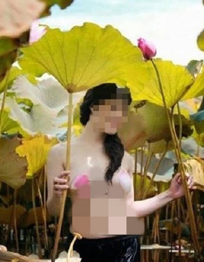 Cảnh diện áo yếm hở hang hay trút bỏ hết xiêm y của các cô gái khiến nhiều người lắc đầu ngao ngán, hồ sen thanh cao như một mớ hỗn tạp.