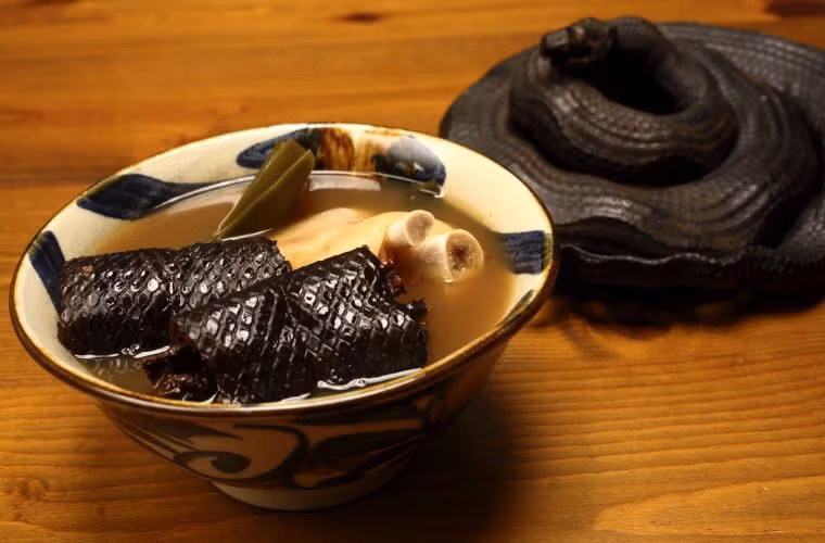 Súp rắn biển cũng trở thành một trong những đặc sản thách thức lòng can đảm của nhiều du khách ghi ghé đến Okinawa, Nhật Bản. Người dân nơi này tin rằng súp rắn biển có tác dụng bồi bổ sức khỏe rất tốt.