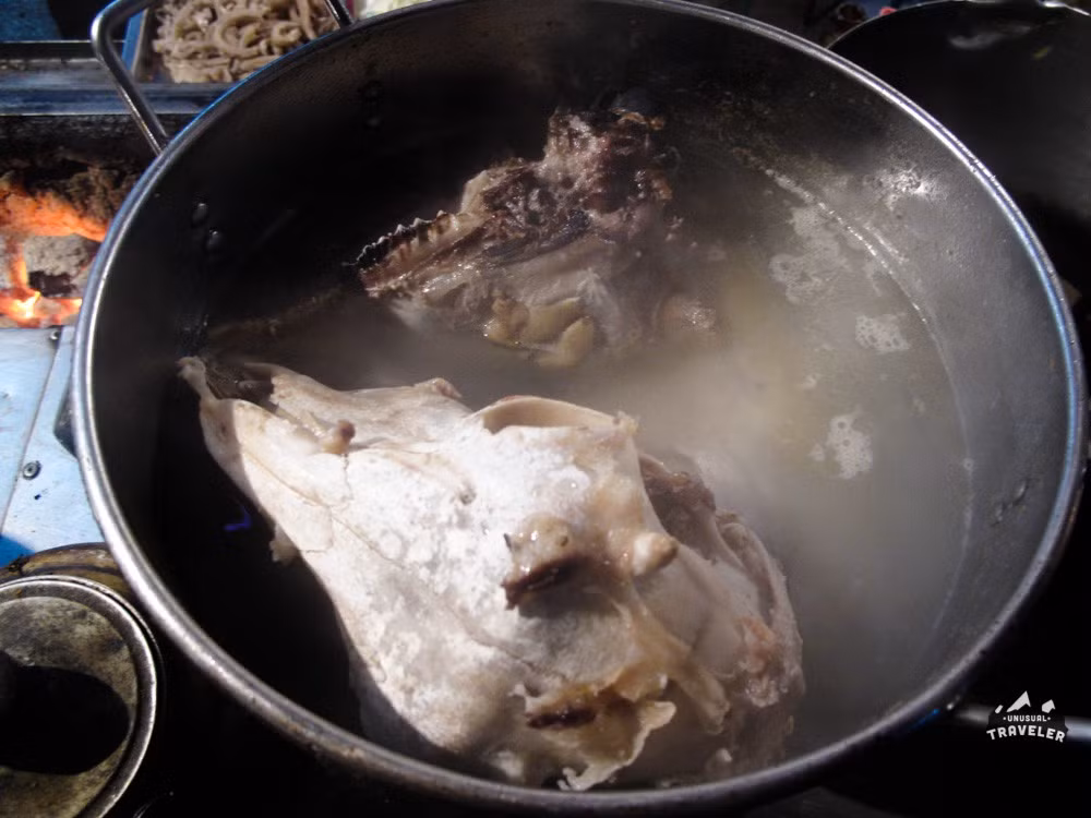 Súp đầu cừu: Bạn có thể thưởng thức món ăn kinh dị này tại Kashgar, tỉnh Tân Cương, Trung Quốc. Thật sự món ăn nhìn rất đáng sợ và nhiều thực khách quốc tế không dám thử chúng.