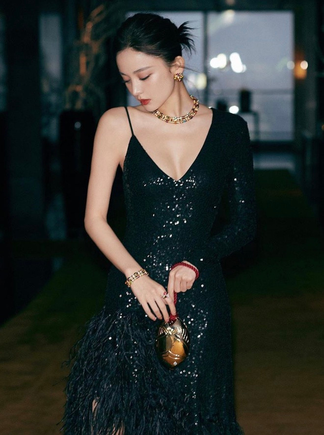 Đặc biệt, nữ diễn viên Trung Quốc rất chú ý đến việc sử dụng phụ kiện đi kèm. Cô thường lựa chọn túi xách, phụ kiện khá đồng điệu với trang phục.