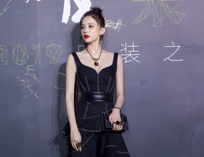 Kiểu trang phục xuyên thấu, cắt xẻ quyến rũ thường được người đẹp lựa chọn trong những sự kiện thảm đỏ.