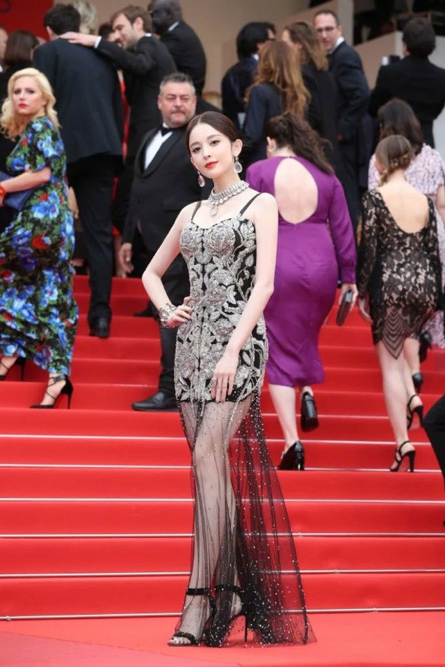 Những mẫu váy áo mỹ nhân Tân Cương diện thường có phom dáng bó sát, cúp ngực gợi cảm giúp tôn lên vóc dáng chuẩn của 9X.