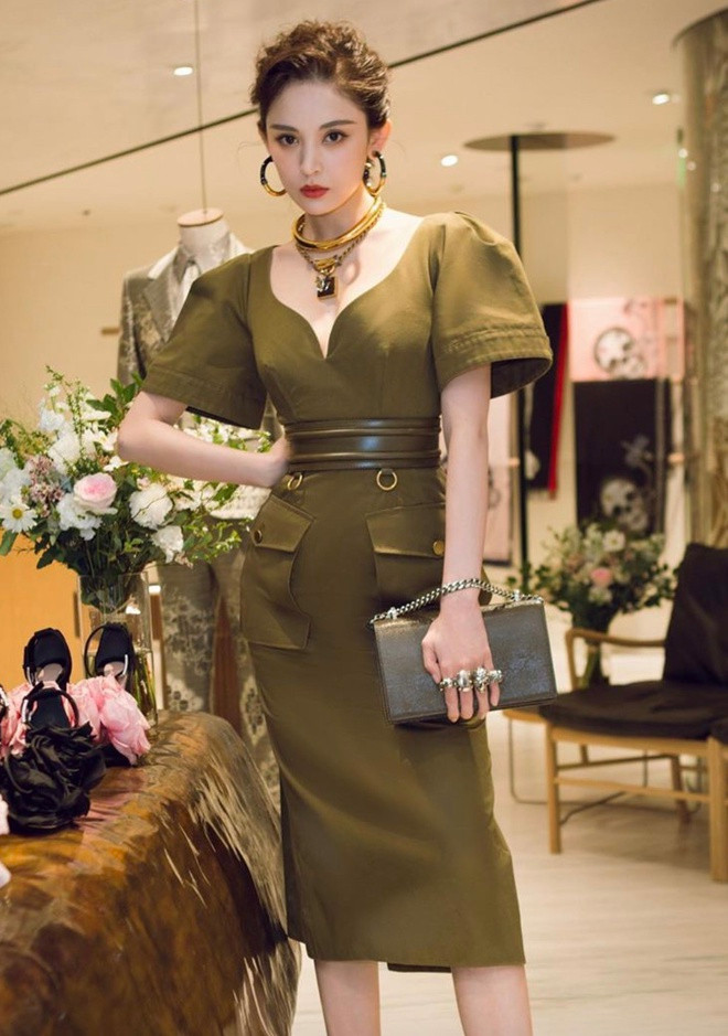 Nhờ sở hữu gương mặt xinh đẹp, làn da trắng mịn cùng vóc dáng chuẩn, Cổ Lực Na Trát có thể mặc được mọi kiểu đồ.