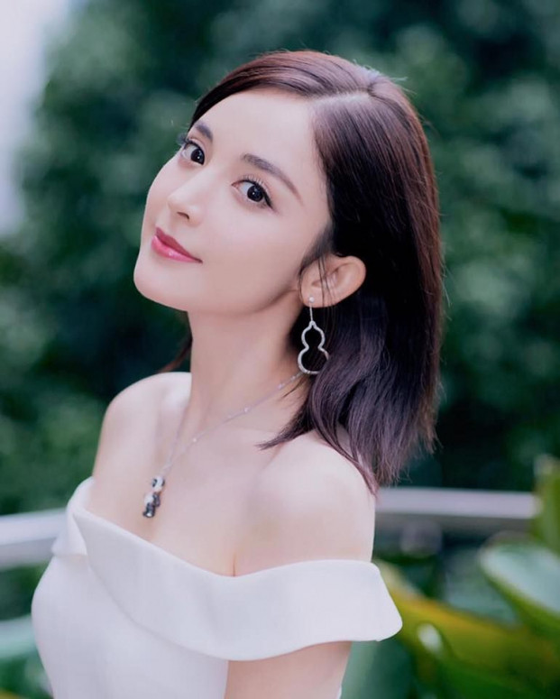 Điểm nhấn trên bộ trang phục là phần cổ trễ vai khoe khéo vòng một gợi cảm của 9X.