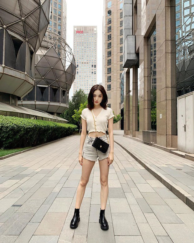 Với chiều cao 1,72 m và làn da trắng mịn, Cổ Lực Na Trát thường xuyên diện các trang phục ngắn để khoe chân dài.