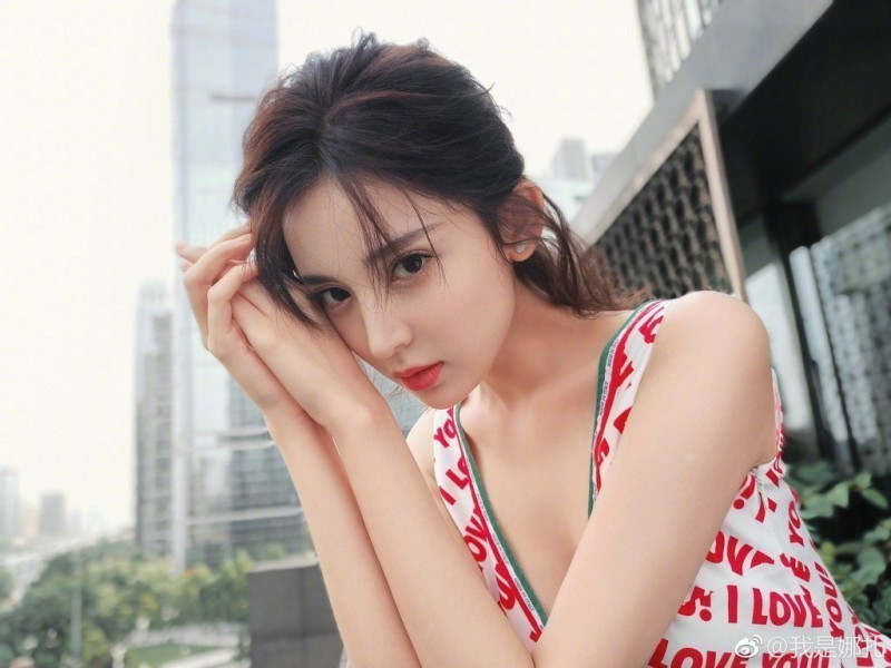 Mỹ nhân Tân Cương thường chọn các trang phục có phần xẻ sâu khoe khéo vòng một gợi cảm.