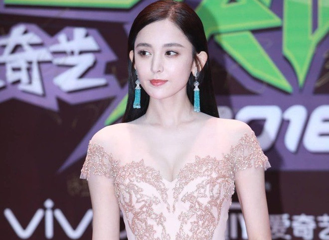 Trước công chúng, nữ diễn viên thường xuất hiện với hình ảnh thu hút, lộng lẫy nhất. Có thể thấy 9X ưa chuộng trang phục đính đá, sequin lấp lánh giúp cô nổi bật ở sự kiện.