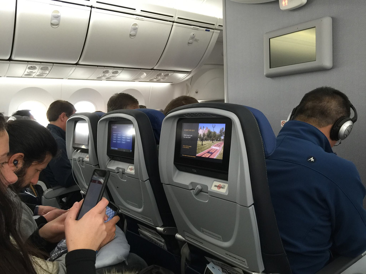 Chuyen gia chi cach phong tranh lay nhiem COVID-19 khi di may bay-Hinh-2