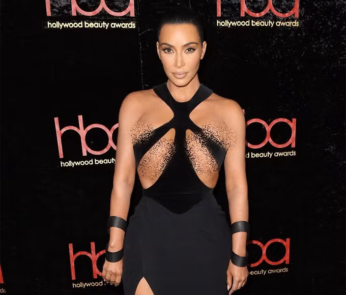 Kim Kardashian vốn nổi tiếng là người thường xuyên ăn mặc hở bạo, thiếu vải trong showbiz thế giới. Bộ đầm “mặc như không” của Kim Kardashian được cắt xẻ triệt để khiến cô lộ gần hết da thịt tại lễ trao giải Hollywood Beauty năm 2019.