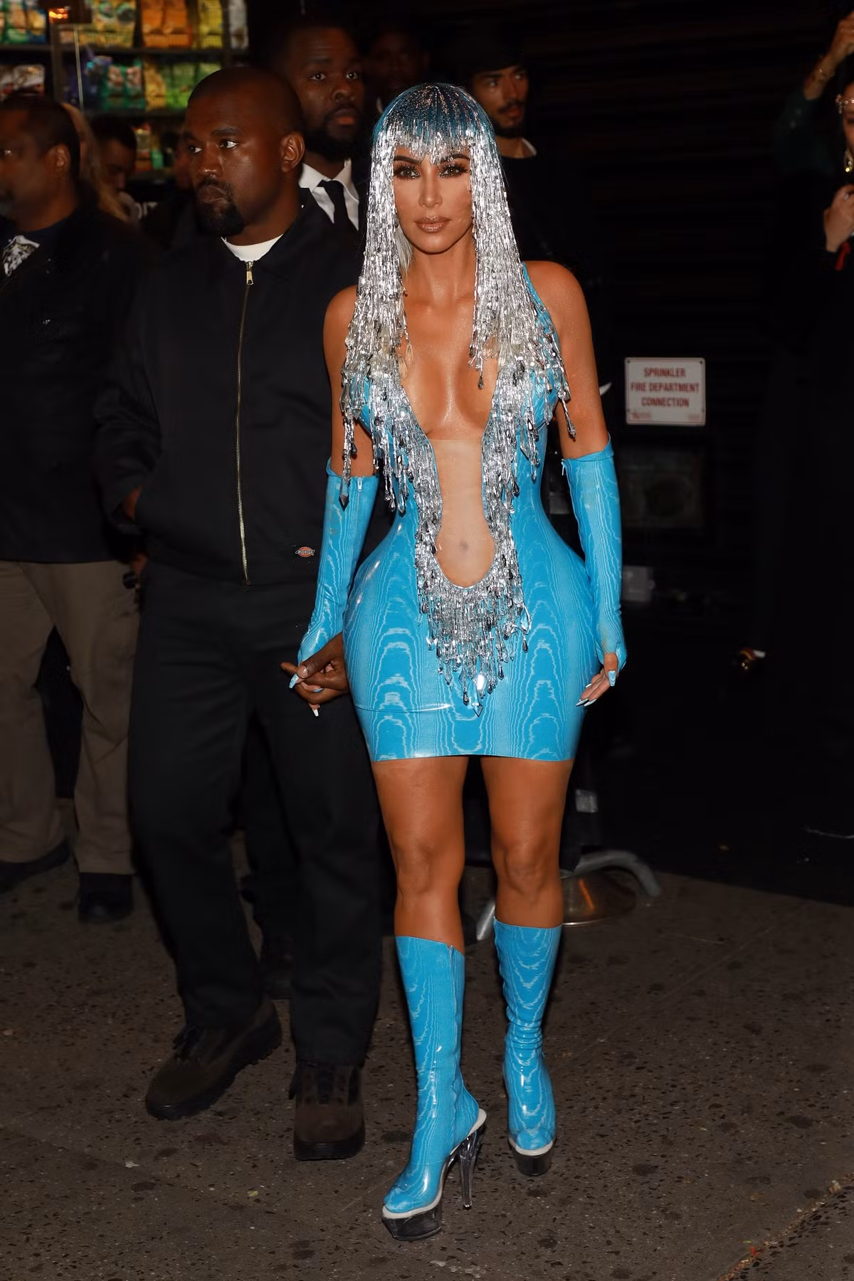 Bà mẹ 3 con diện váy body ôm sát cơ thể được cắt xẻ mạnh tay để lộ quá nửa vòng một khi xuất hiện cùng chồng tại New York.