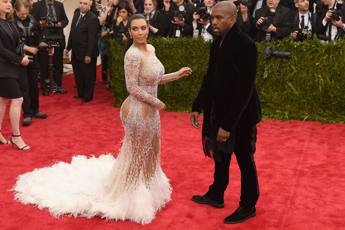 Sự xuất hiện của Kim siêu vòng 3 trên thảm đỏ Met Gala 2015 khiến giới truyền thông choáng ngợp bởi cô diện chiếc đầm xuyên thấu không nội y cực táo bạo.