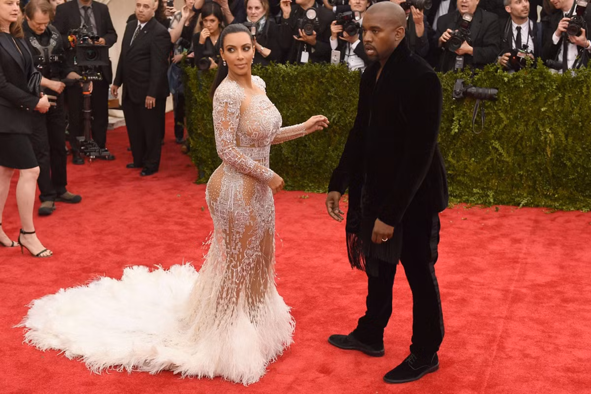 Sự xuất hiện của Kim siêu vòng 3 trên thảm đỏ Met Gala 2015 khiến giới truyền thông choáng ngợp bởi cô diện chiếc đầm xuyên thấu không nội y cực táo bạo.