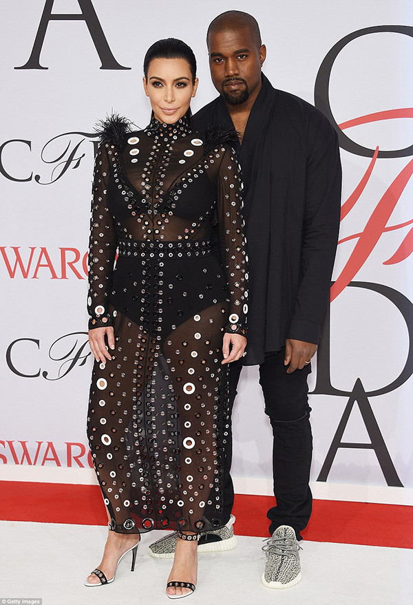 Tại lễ trao giải CFDA, Kim vẫn tự tin mặc một bộ đồ xuyên thấu màu đen lộ nội y nóng bỏng dù lúc này, cô đang mang bầu đứa thứ 2.