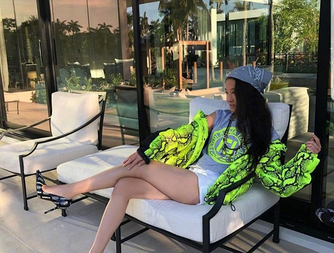 Vera Wang, tên tiếng Hoa là Vương Vi Vi, sinh năm 1949, là người Mỹ gốc Hoa. Dù đã 71 tuổi nhưng bà vẫn chuộng mặc quần short, áo phông và áo khoác màu nổi, khoe thân hình thanh mảnh và đôi chân nuột nà.