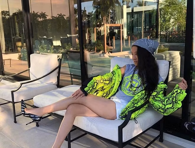 Vera Wang, tên tiếng Hoa là Vương Vi Vi, sinh năm 1949, là người Mỹ gốc Hoa. Dù đã 71 tuổi nhưng bà vẫn chuộng mặc quần short, áo phông và áo khoác màu nổi, khoe thân hình thanh mảnh và đôi chân nuột nà.