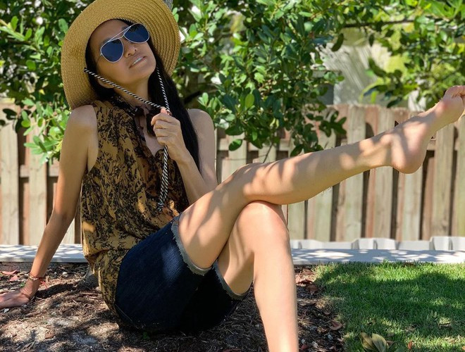 Ngoài phong cách táo bạo, bà còn ưa chuộng trang phục menswear cá tính, trẻ trung.