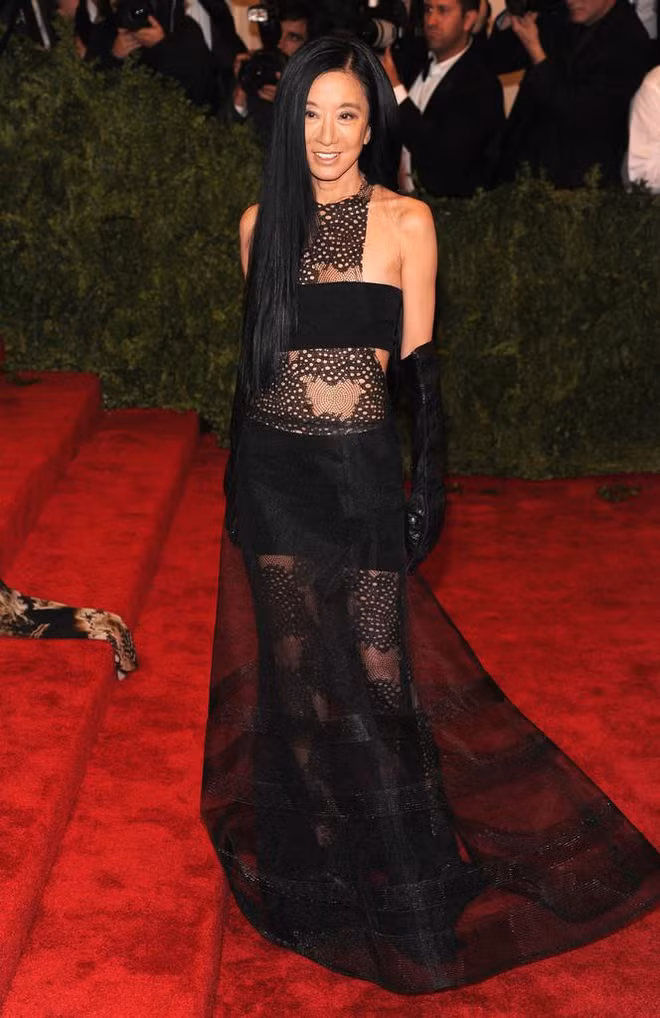 Gần 70 tuổi, Vera Wang vẫn chuộng kiểu trang phục xuyên thấu táo bạo.