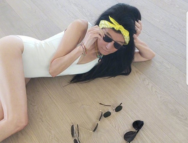 "Nữ hoàng váy cưới" trông thật sự trẻ trung trong bộ đồ bơi màu trắng tôn vóc dáng.