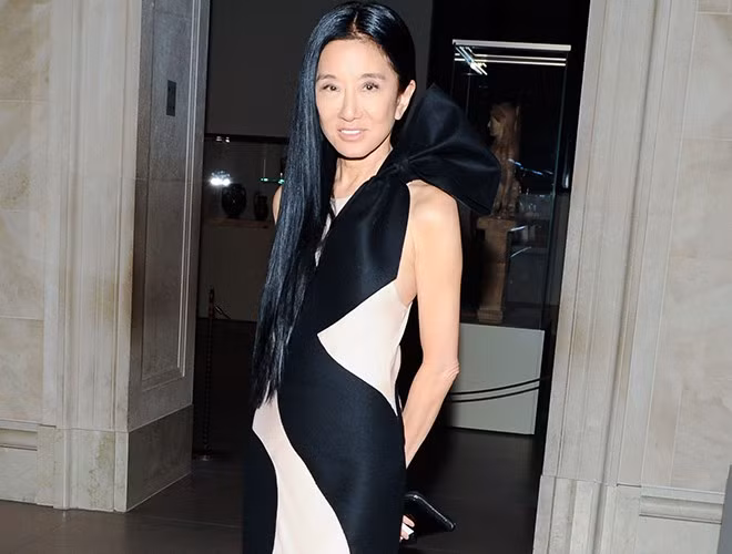 Các kiểu đầm sát nách nhẹ nhàng giúp nhà thiết kế 71 tuổi "ăn gian" tuổi thật. Ảnh: Internet. Video "Minh Hằng chia sẻ về phong cách thời trang". Nguồn: VTC.