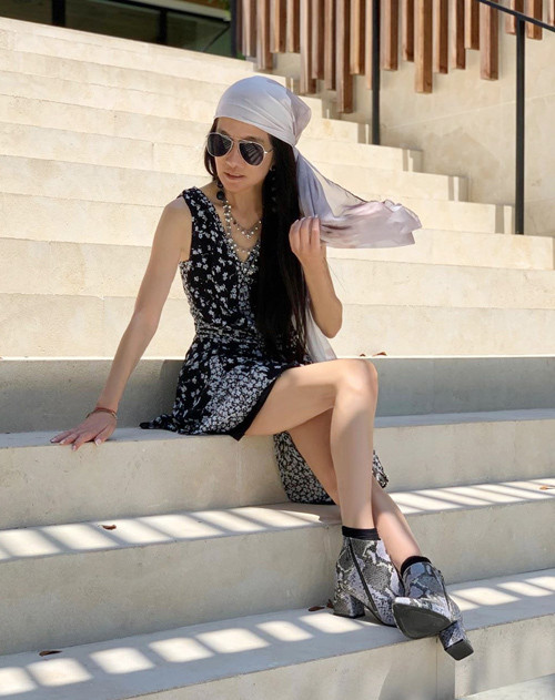 Công thức mix đồ phóng khoáng, hiện đại tiếp tục được Vera Wang áp dụng.