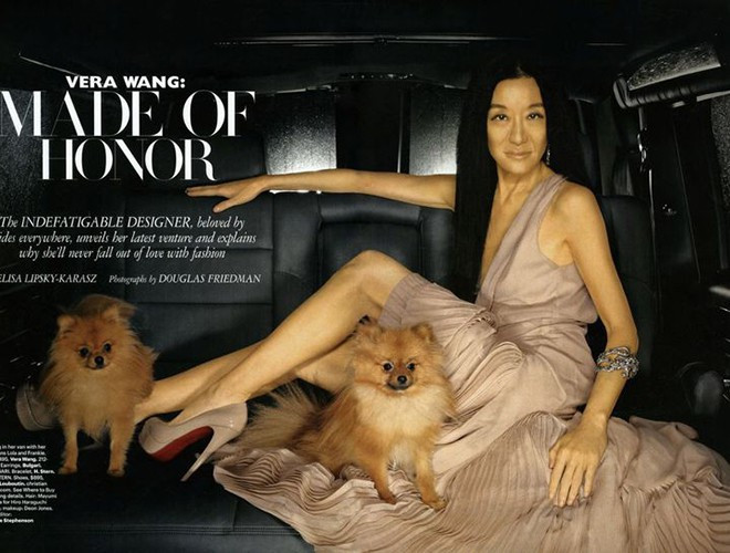 Vera Wang cũng cực kỳ gợi cảm và trẻ trung khi diện những chiếc đầm nữ tính.